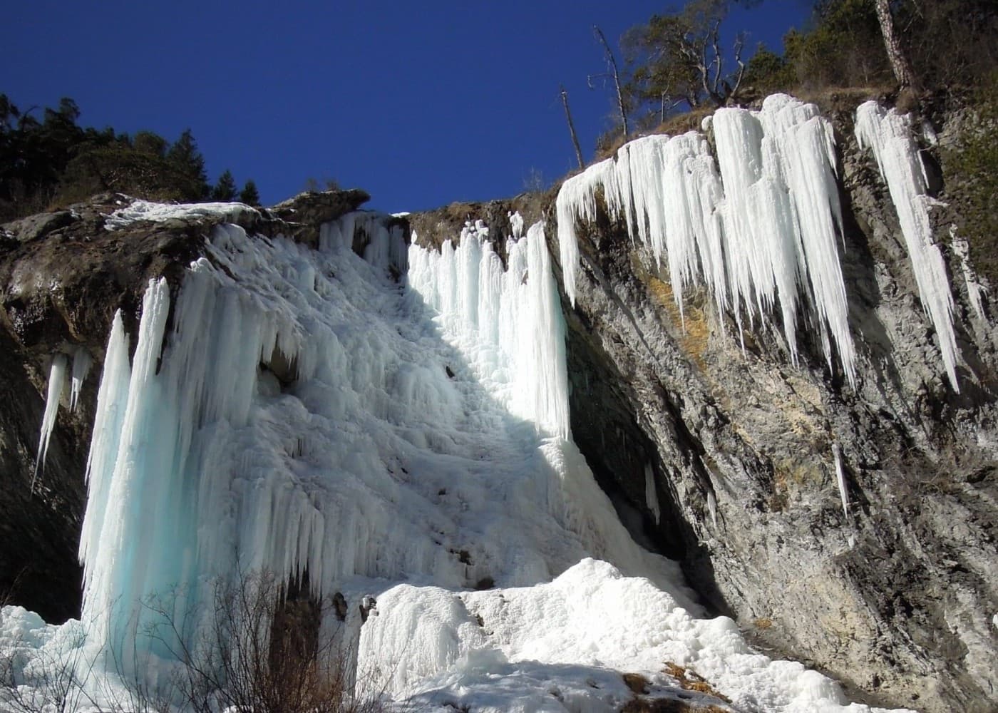 Cascade de glace figée par le froid de l'hiver en montagne.