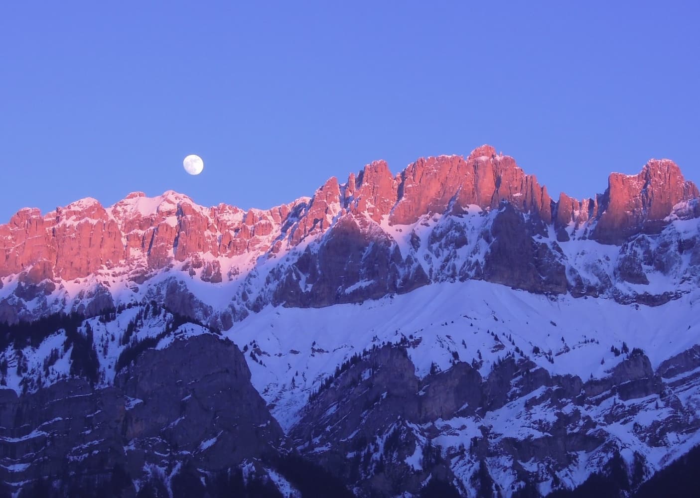 Lever de lune au-dessus de la chaîne des Fiz.