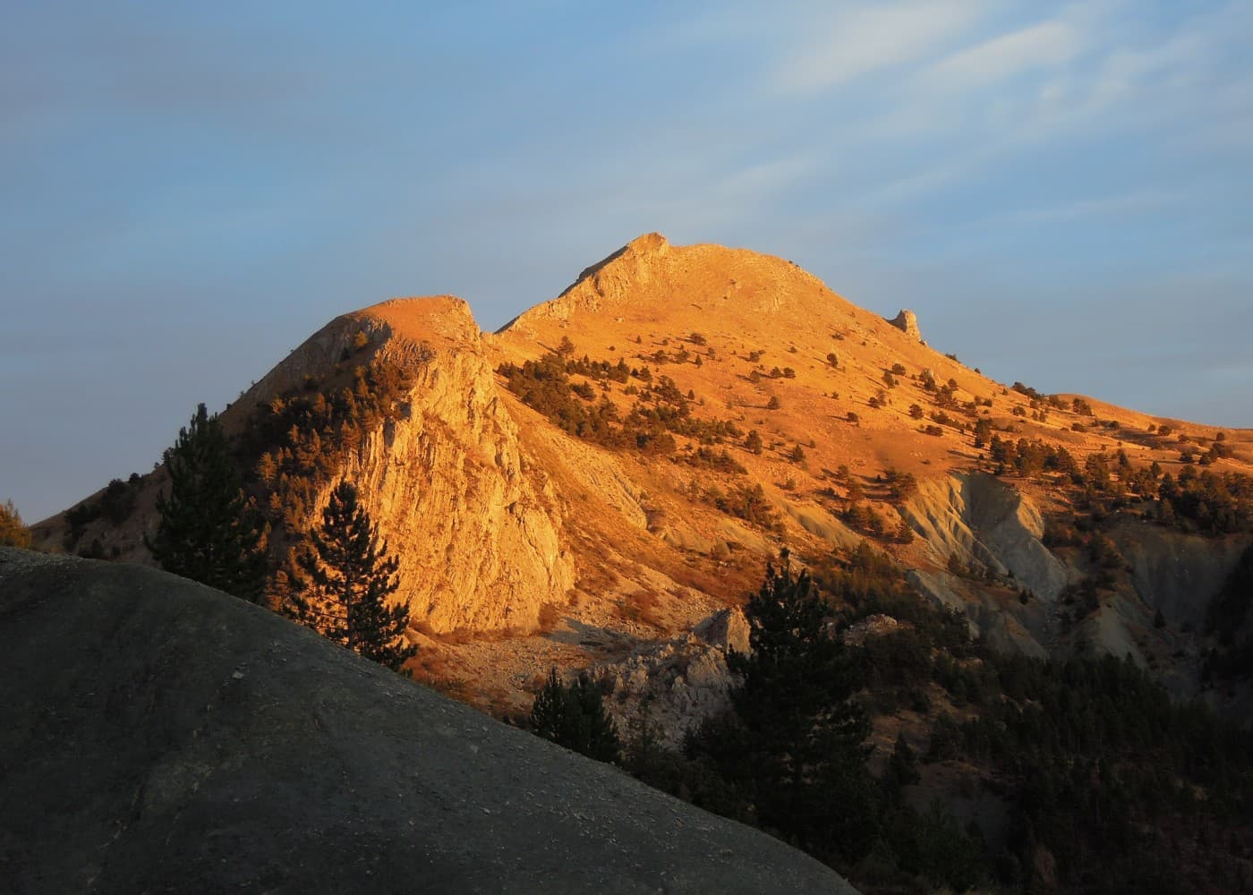 Randonnée dans le massif des Monges, vastes étendues sauvages.