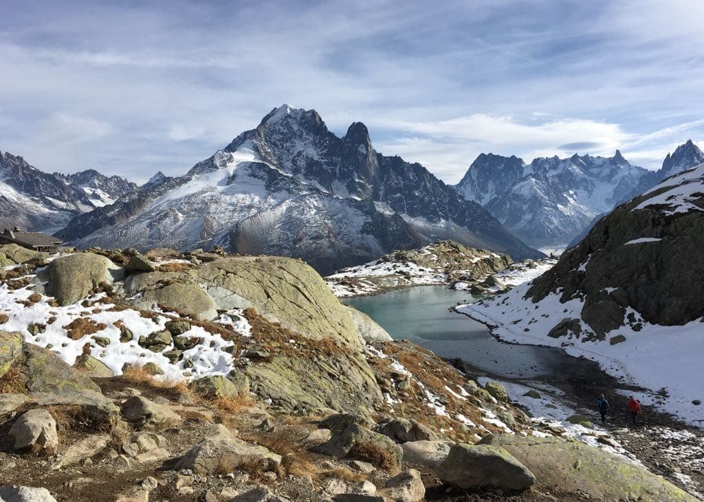 Le Lac Blanc dans le massif des Aiguilles Rouges, face à la chaîne du Mont-Blanc en Haute-Savoie.